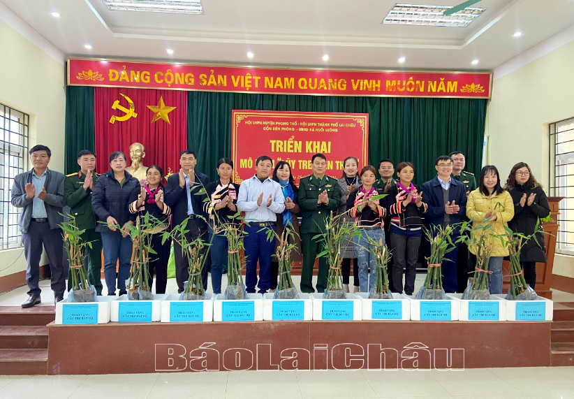 Lãnh đạo Hội LHPN tỉnh, Bộ Chỉ huy Bộ đội biên phòng tỉnh, huyện Phong Thổ, thành phố Lai Châu trao tặng tre cho đại diện Nhân dân bản Hồ Thầu (xã Huổi Luông). 